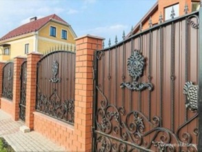Кирпичный забор с ковкой  150 метров фото в Ржавках