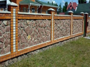 Кирпичный забор с камнем 12 метров фото в Ржавках