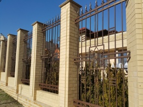 Кирпичный забор с ковкой  10 метров фото в Ржавках