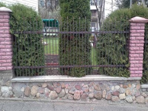 Сварные заборы с кирпичными столбами 80 метров фото в Ржавках