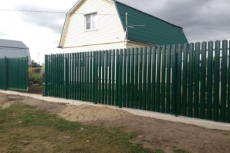 Забор из евроштакетника на ленточном фундаменте 70 метров фото в Ржавках