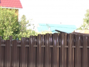 Забор из евроштакетника на ленточном фундаменте 10 метров фото в Ржавках